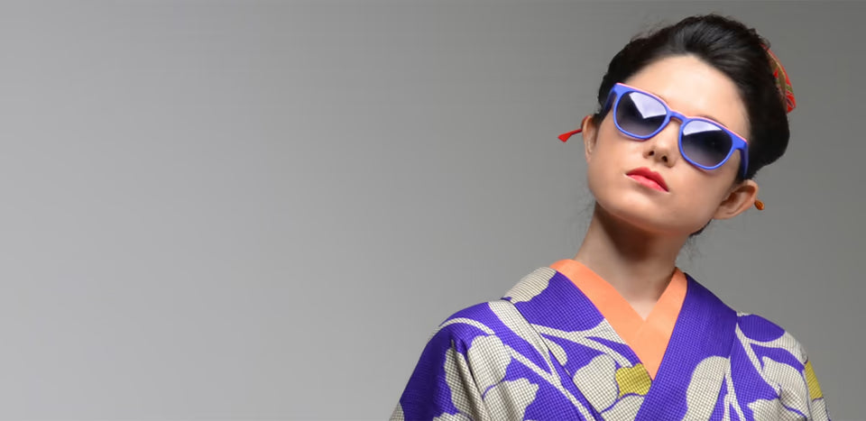 Aquesta imatge mostra unes ulleres de sol Etnia Barcelona combinades amb un kimono tradicional japonès.