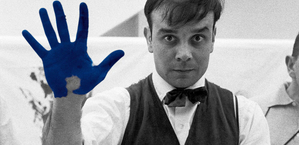Aquesta imatge mostra l'artista francès Yves Klein, famós per desenvolupar el seu color blau intens característic, l'International Klein Blue (IKB).