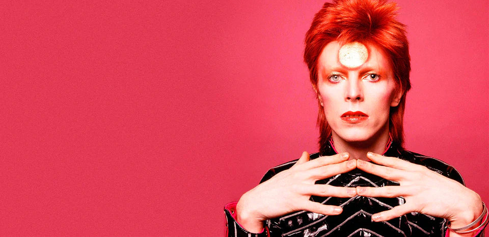 Aquesta imatge captura un moment icònic amb David Bowie com el seu alter ego Ziggy Stardust, fotografiat per Masayoshi Sukita el 1973.